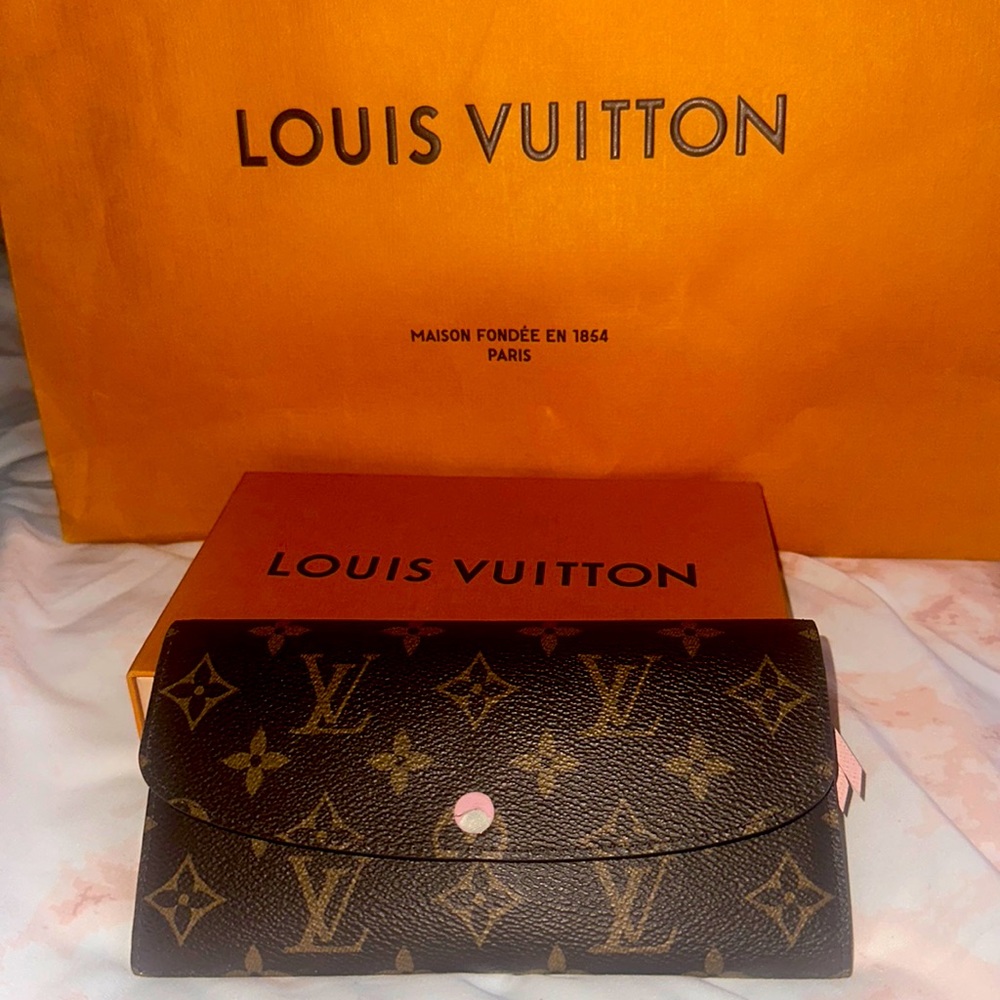 Louis Vuitton (Authentic Emilie wallet) (receipt in pictures)